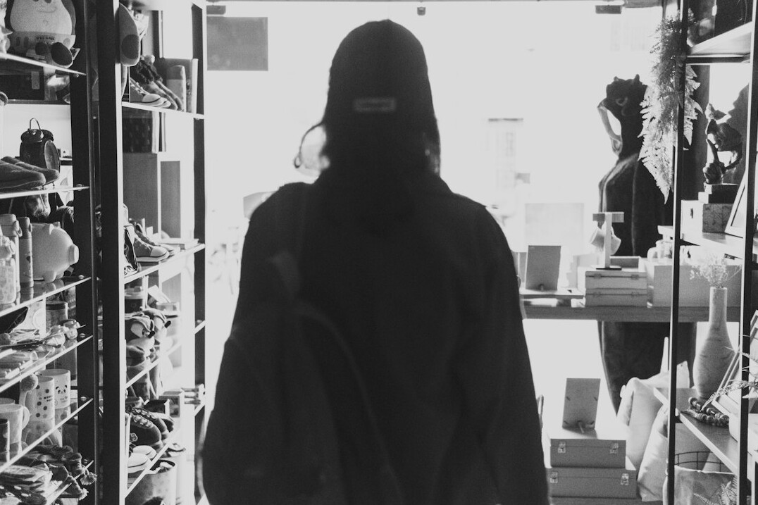 shoplifter hiding item