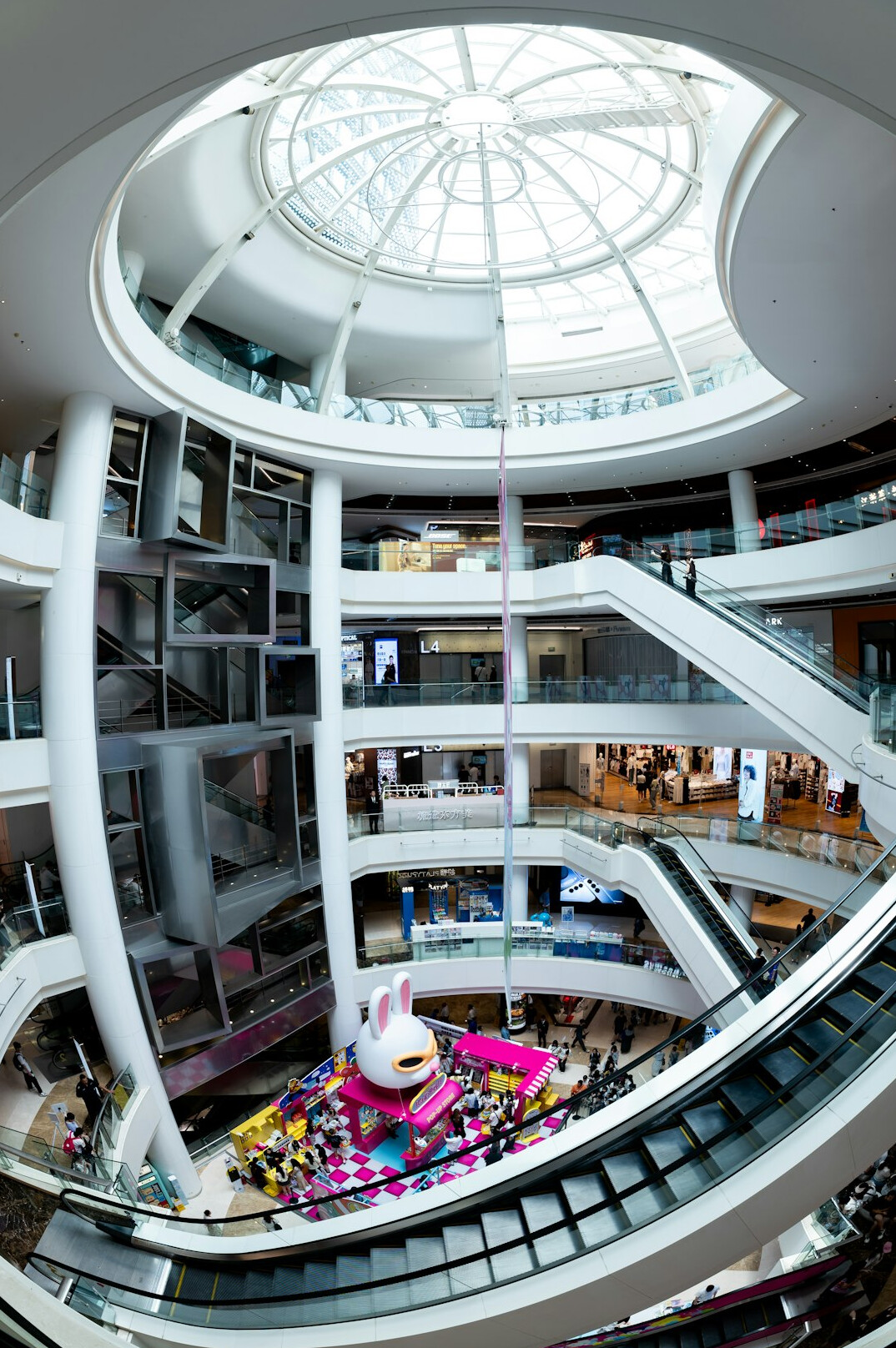 detective in shopping mall